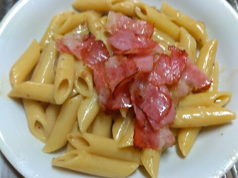 マカロニパスタきのこクリームソース炒めベーコン乗せ